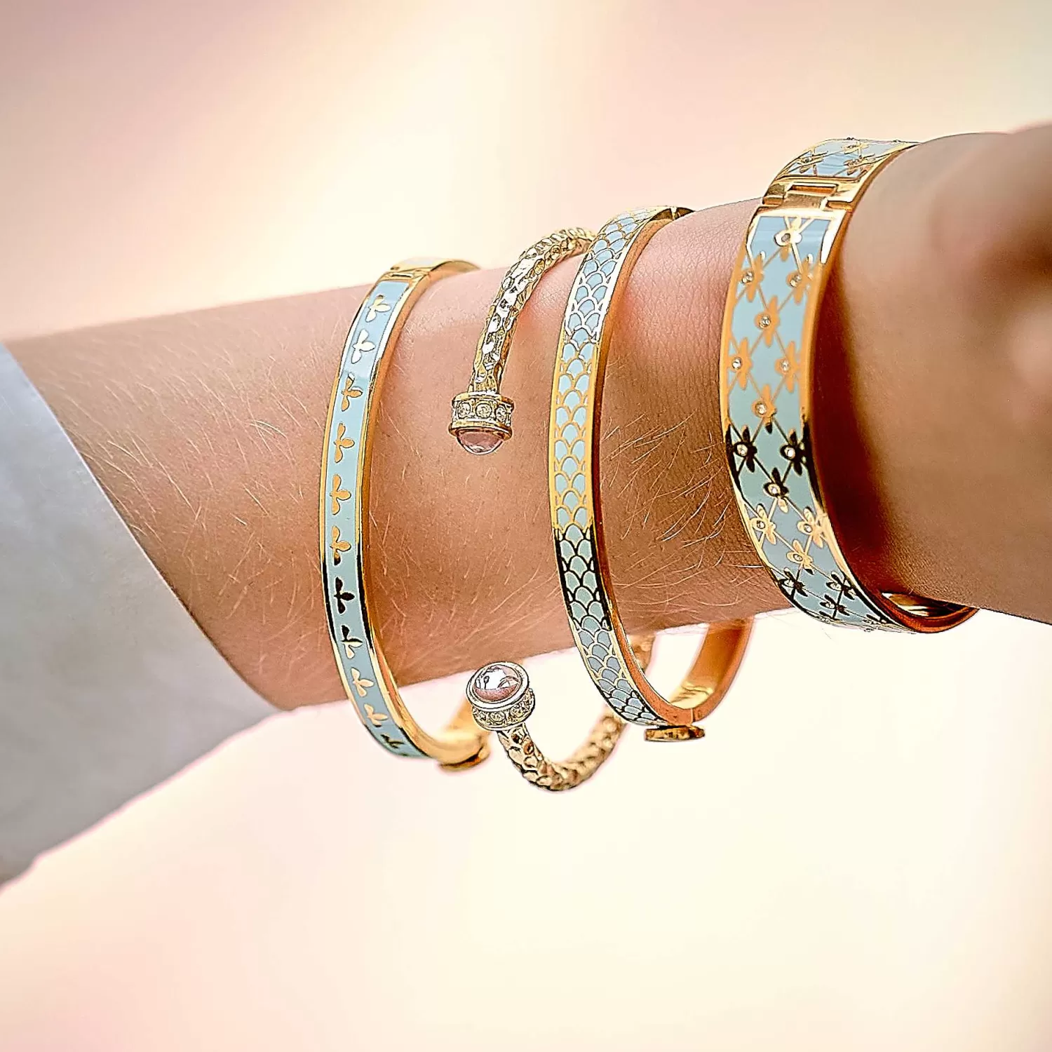Halcyon Days Bee Sparkle Trellis Forget-Me-Not & Gold Bangle | Outlet